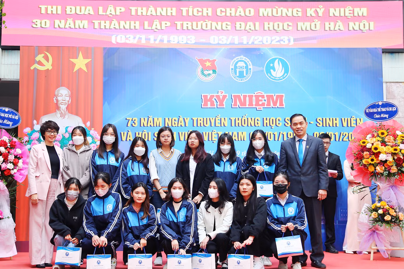 Nhân dịp này, trường ĐH Mở Hà Nội đã trao những phần quà "Tết yêu thương" cho sinh viên.