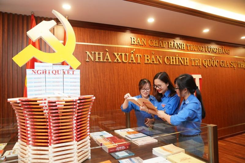 Đoàn viên, thanh niên, sinh viên tham quan Phòng Truyền thống, Nhà xuất bản Chính trị Quốc gia Sự Thật.