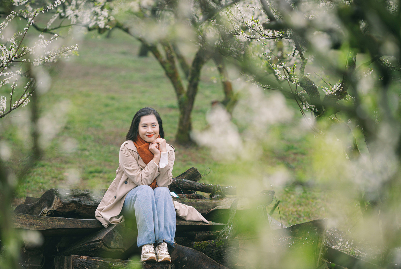 Chị Nguyễn Mai Phương bên vườn mận tại Mộc Châu (tỉnh Sơn La).