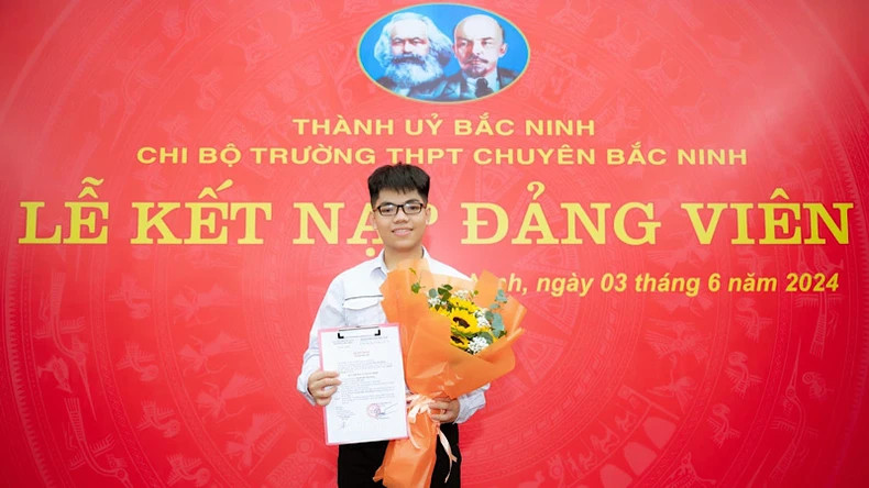 Nguyễn Hữu Tiến Hưng trong lễ kết nạp Đảng.