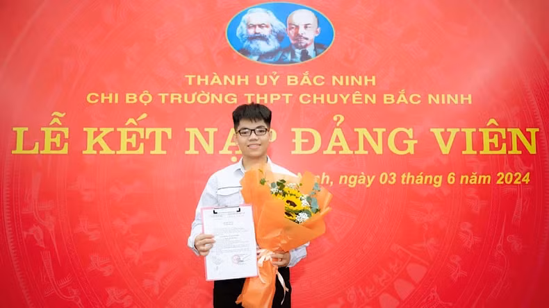 Nguyễn Hữu Tiến Hưng trong lễ kết nạp Đảng. Nguyễn Hữu Tiến Hưng trong lễ kết nạp Đảng.