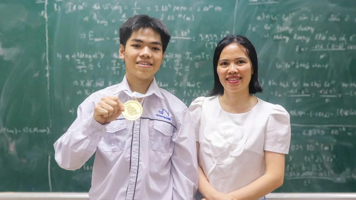 Nguyễn Hữu Tiến Hưng và cô chủ nhiệm Vũ Thị Len sau khi trở về từ Olympic Hóa học quốc tế. Ảnh: HÀ QUÂN