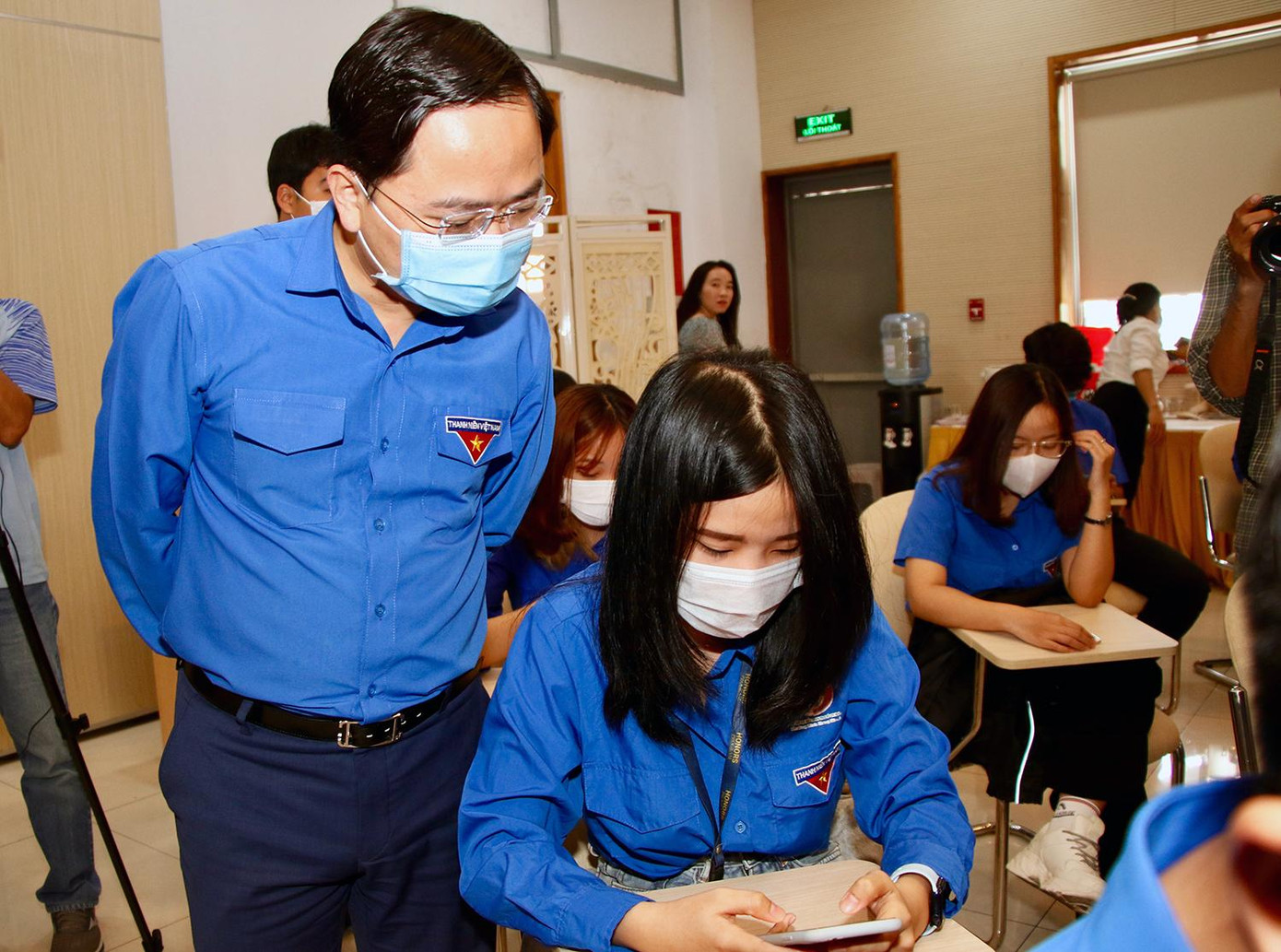 Bí thư thứ nhất T.Ư Đoàn động viên sinh viên tham gia tìm hiểu về hội thi. Bí thư thứ nhất T.Ư Đoàn động viên sinh viên tham gia tìm hiểu về hội thi.