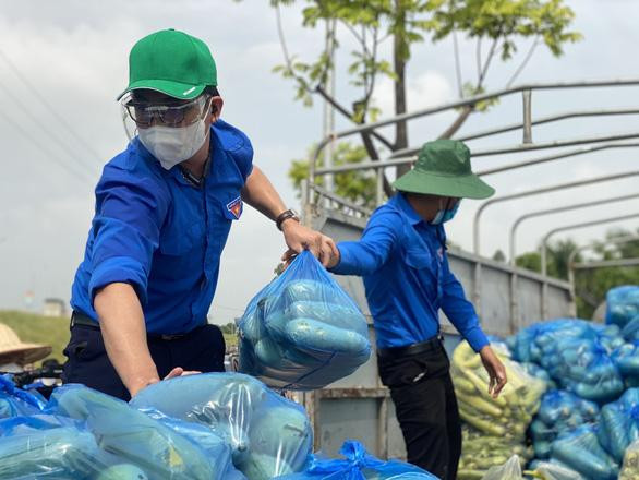 Hà Nội tiếp nhận gạo, rau củ quả, vật tư y tế từ bà con Bắc Giang - Ảnh 1.