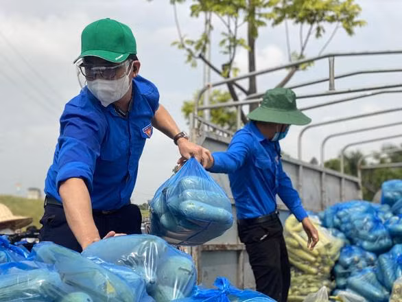 Hà Nội tiếp nhận gạo, rau củ quả, vật tư y tế từ bà con Bắc Giang - Ảnh 1.
