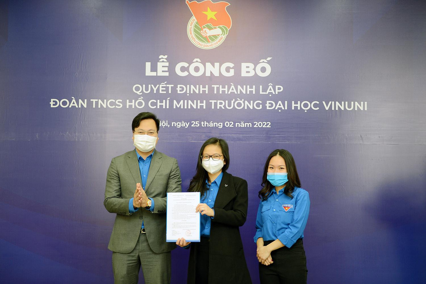 Anh Trần Quang Hưng, Phó Bí thư Thành Đoàn, Chủ tịch Hội Sinh viên TP. Hà Nội trao quyết định thành lập Đoàn TNCS Hồ Chí Minh trường ĐH VinUni cho đại diện Đoàn trường.