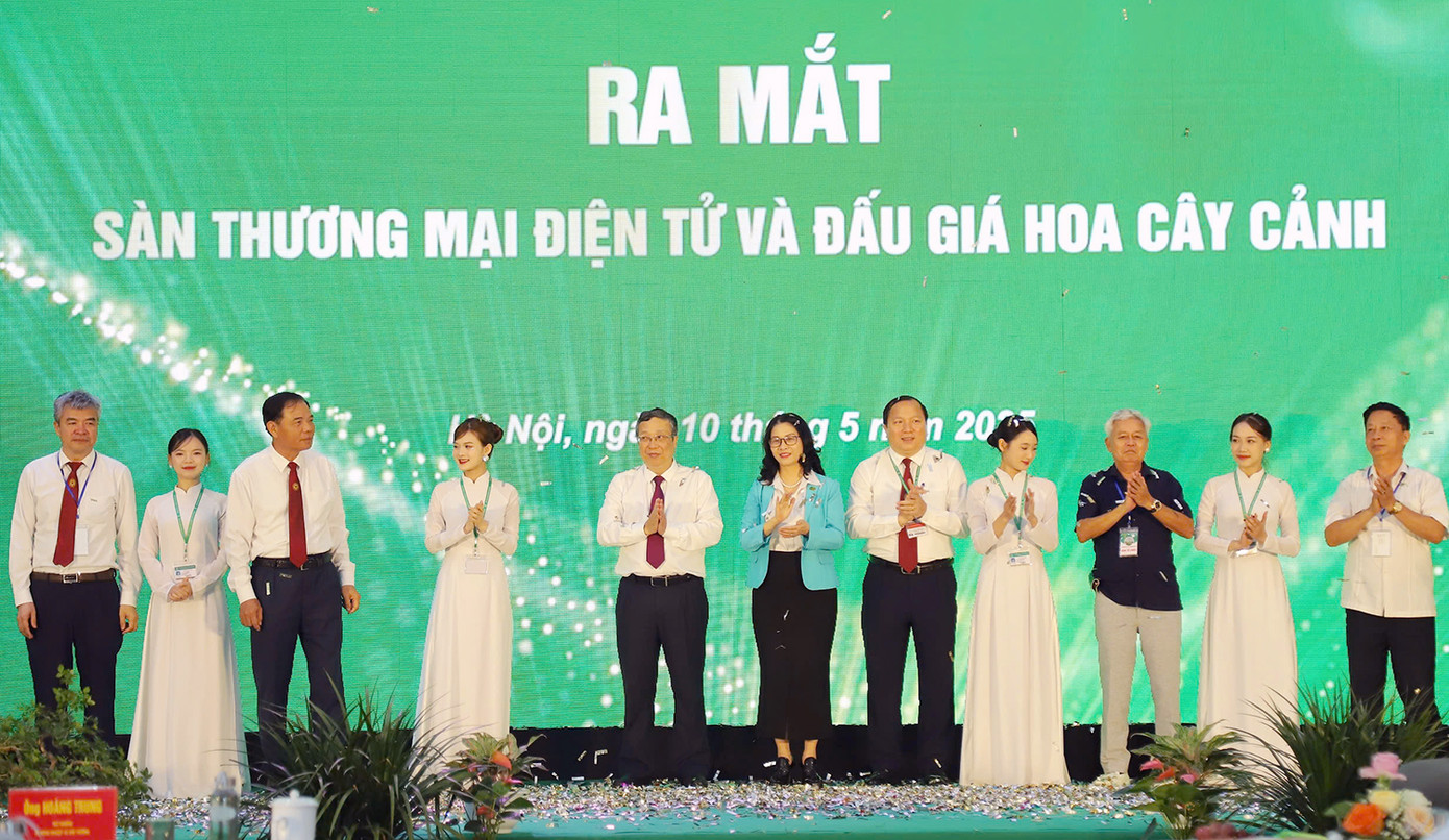 Học viện Nông nghiệp Việt Nam đưa hoa cây cảnh lên sàn đấu giá điện tử.