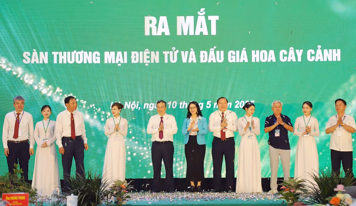 Học viện Nông nghiệp Việt Nam đưa hoa cây cảnh lên sàn đấu giá điện tử.