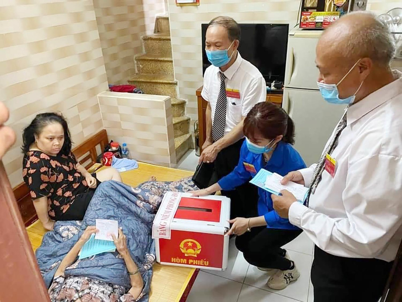 Những hòm phiếu lưu động hỗ trợ người già yếu, tàn tật không thể đến được điểm bỏ phiếu tập trung.