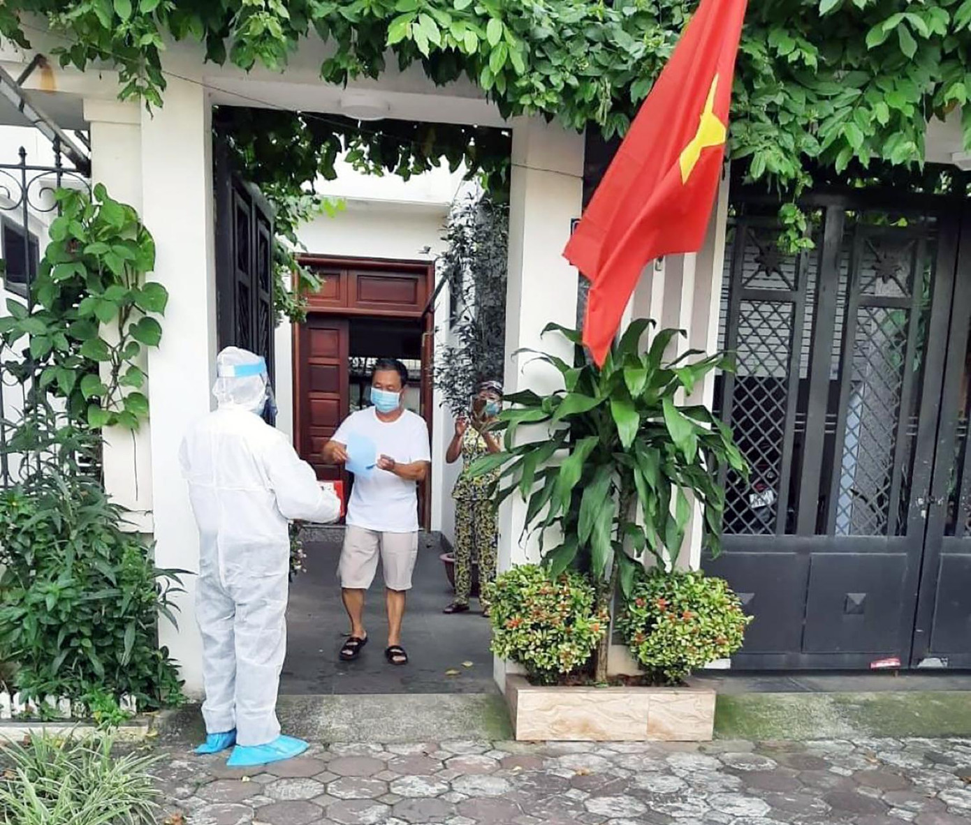 Những thanh niên tình nguyện tham gia công tác vận động, hỗ trợ bầu cử.