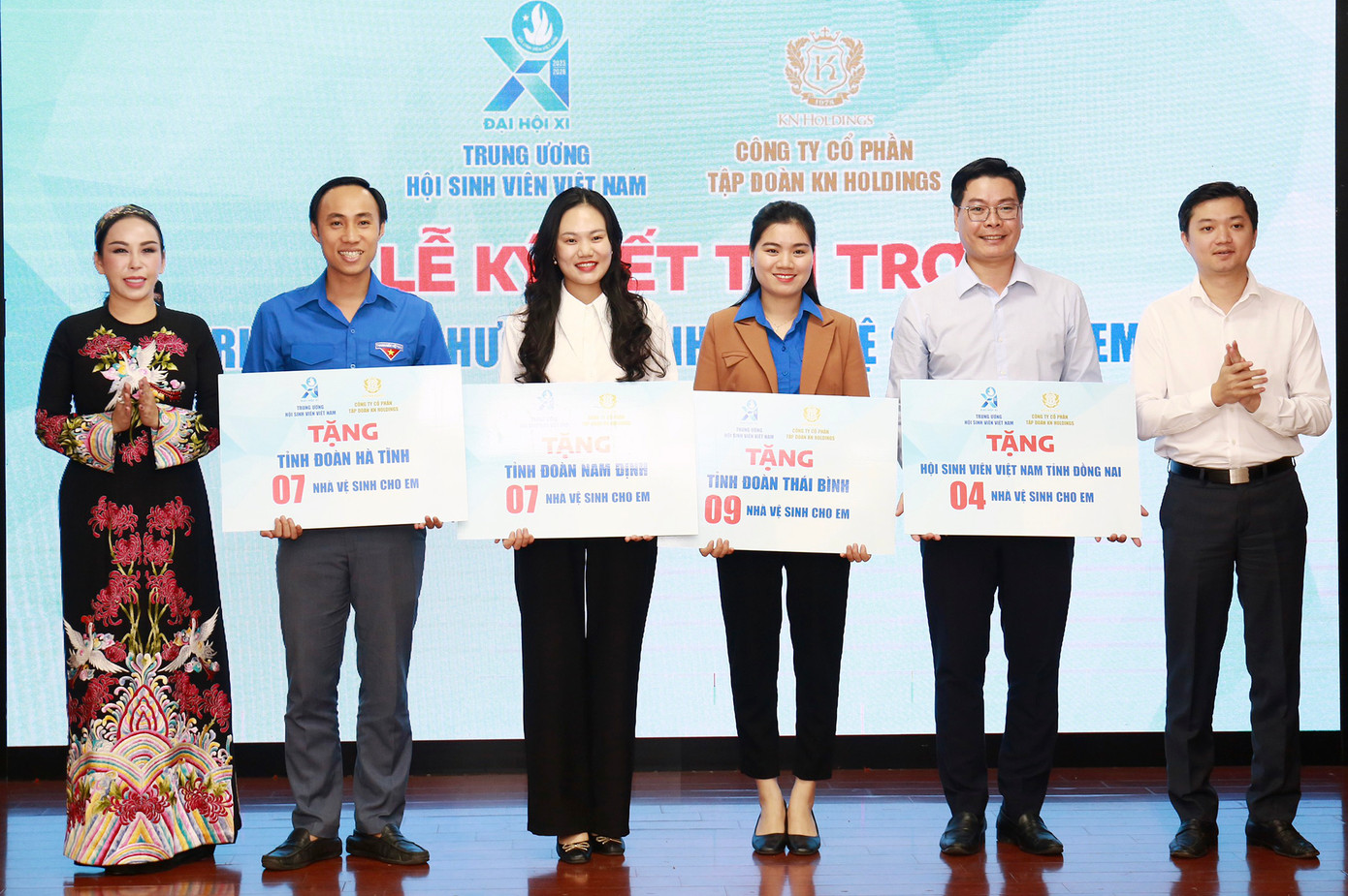 Trao biển tượng trưng công trình nhà vệ sinh cho các Tỉnh/ thành Đoàn.