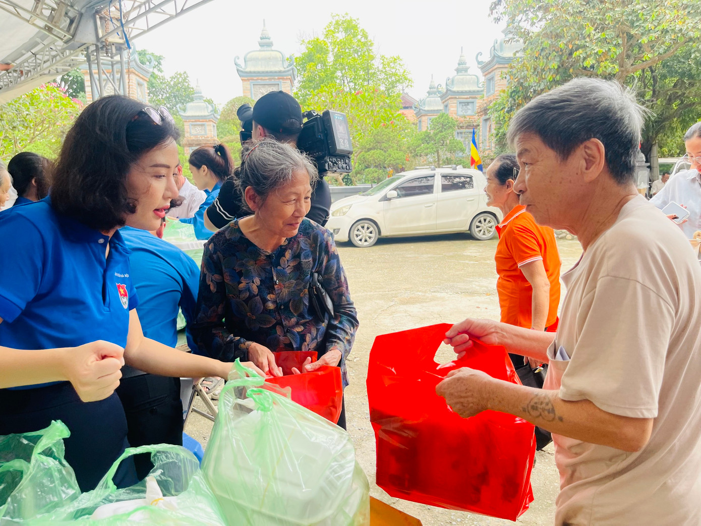 Phát túi an sinh và cơm chay cho cựu thanh niên xung phong, cựu chiến binh, nạn nhân chất độc da cam, người cao tuổi. Phát túi an sinh và cơm chay cho cựu thanh niên xung phong, cựu chiến binh, nạn nhân chất độc da cam, người cao tuổi.