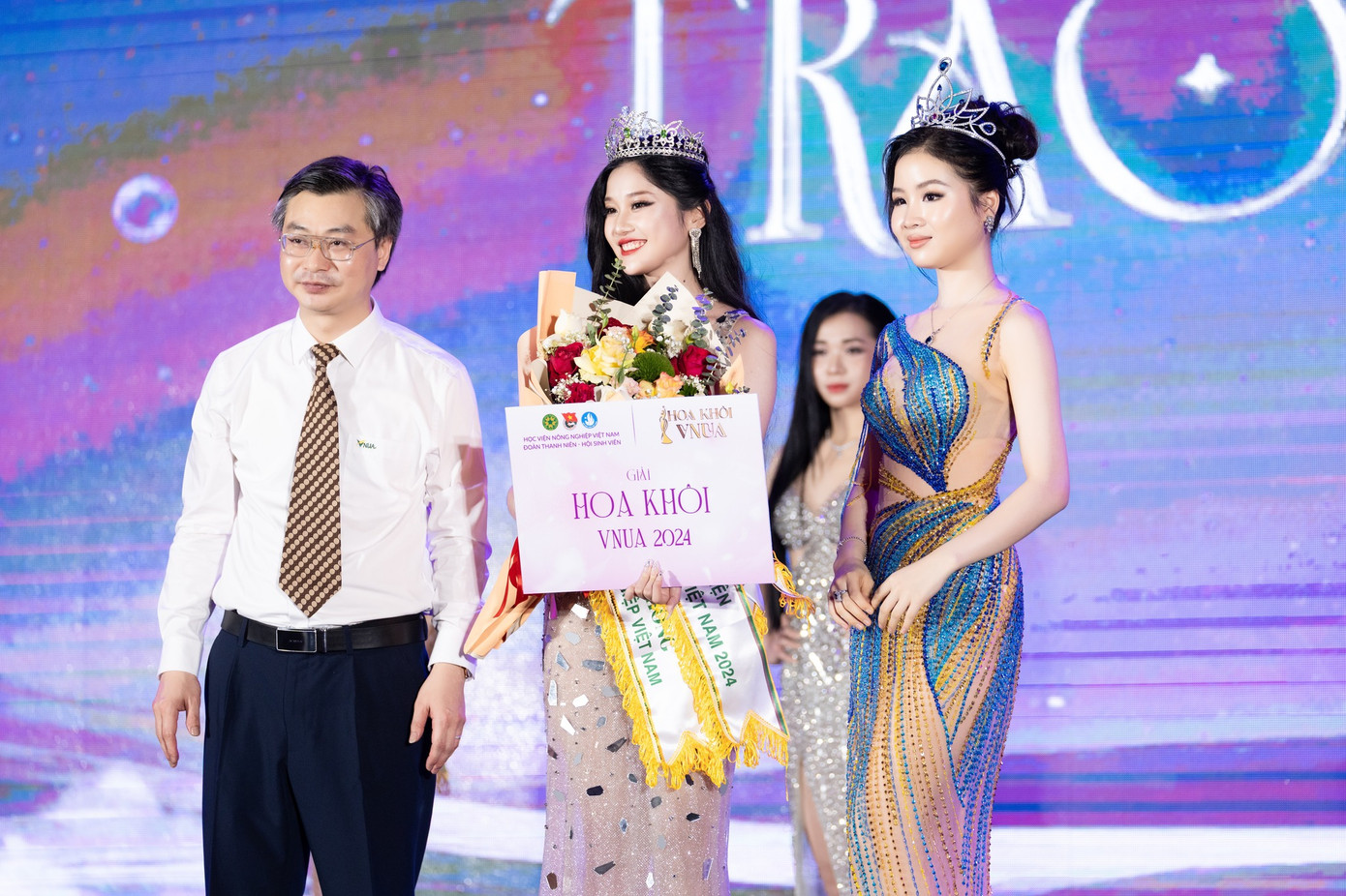 Trịnh Hà Phương đăng quang ngôi vị cao nhất của cuộc thi 'Hoa khôi VNUA 2024'. Trịnh Hà Phương đăng quang ngôi vị cao nhất của cuộc thi 'Hoa khôi VNUA 2024'.