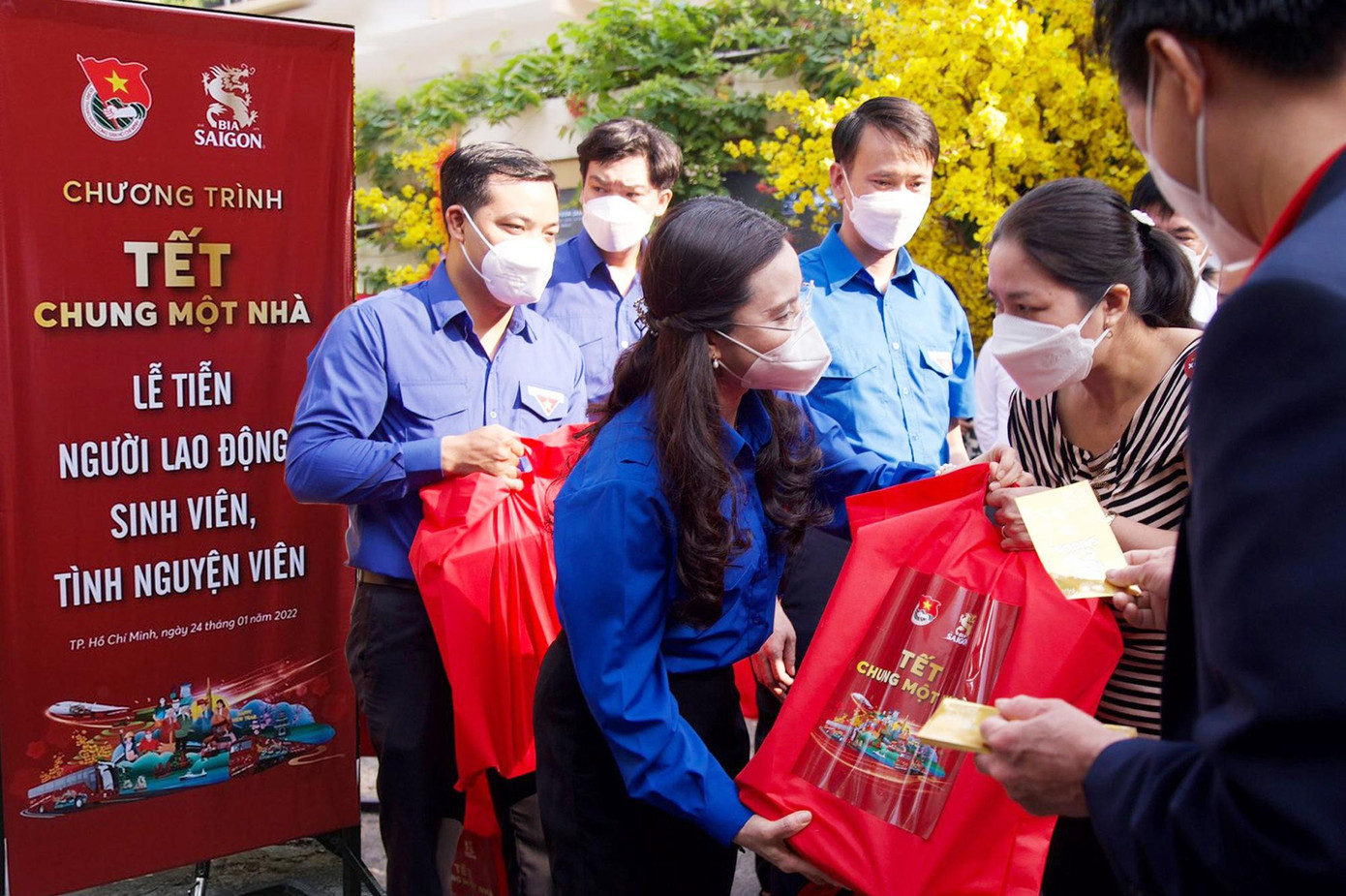 Chị Nguyễn Phạm Duy Trang - Bí thư T.Ư Đoàn Chủ tịch Hội đồng đội T.Ư trao quà Tết. Chị Nguyễn Phạm Duy Trang - Bí thư T.Ư Đoàn Chủ tịch Hội đồng đội T.Ư trao quà Tết.