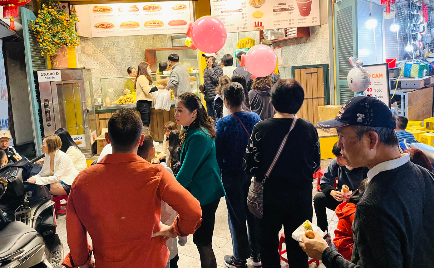 Nhiều người phải xếp hàng mất gần 30 phút mới đến lượt được phục vụ.