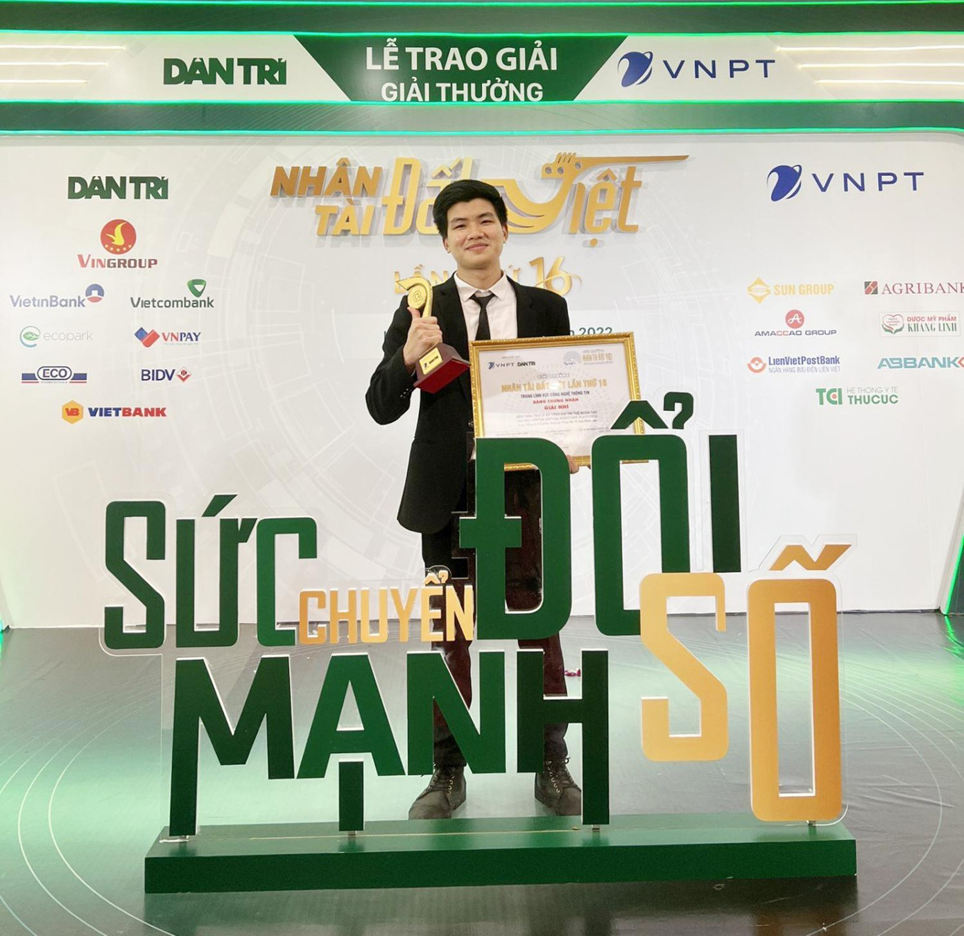 Đức Anh cùng nhóm bạn trong CLB đoạt giải thưởng Nhân tài đất Việt năm 2021.