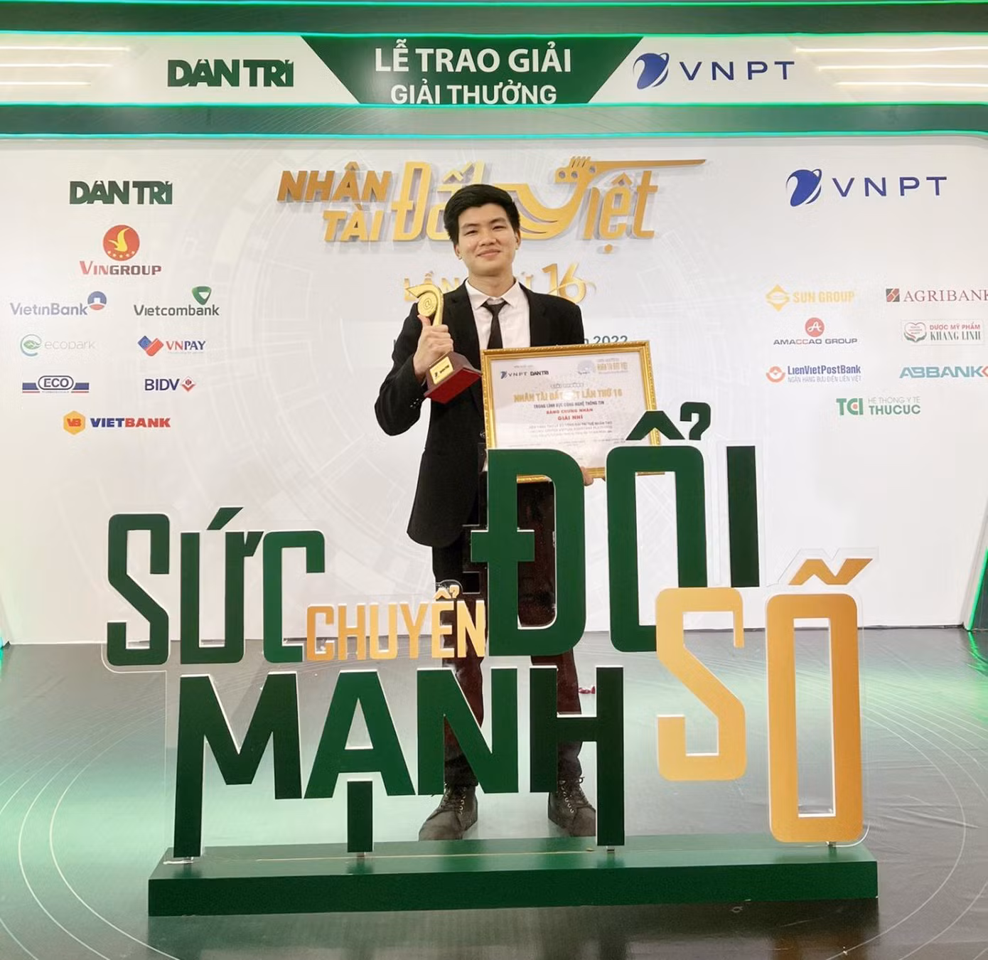 Đức Anh cùng nhóm bạn trong CLB đoạt giải thưởng Nhân tài đất Việt năm 2021.