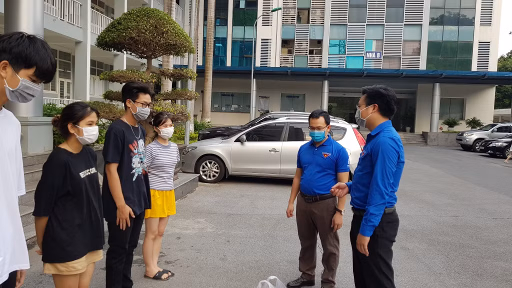 Hà Nội: Sinh viên 11 trường đại học, học viện, cao đẳng nhận quà “Vượt qua Covid”