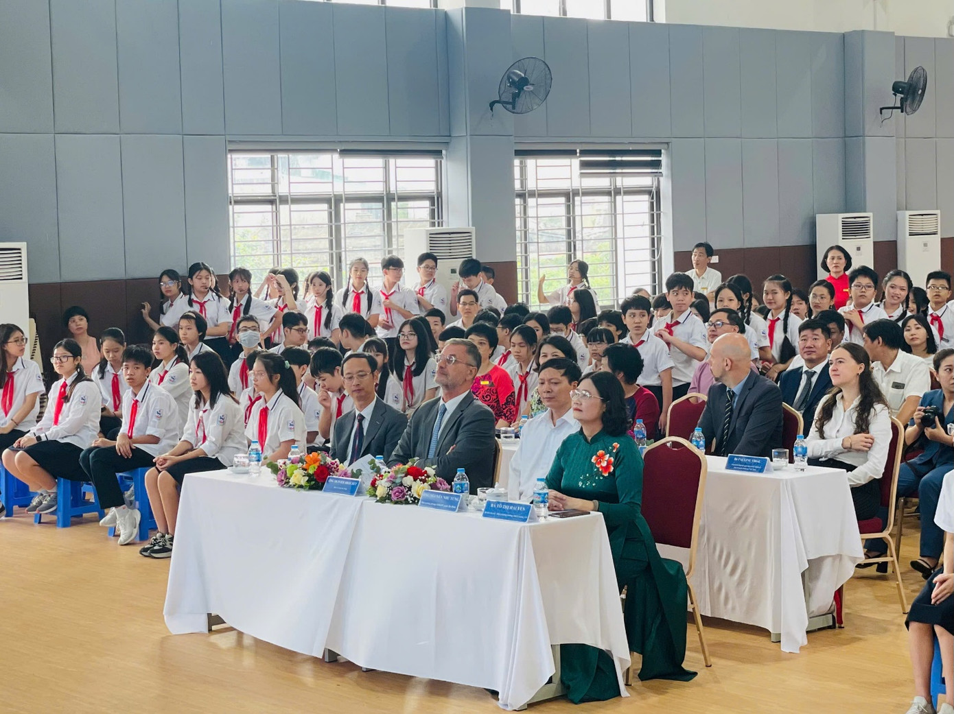 Các vị đại biểu, khách quý tham dự buổi lễ gắn biển “Trường có chương trình dạy tiếng Pháp đạt chuẩn quốc tế” cùng thầy trò trường THCS Giảng Võ. Các vị đại biểu, khách quý tham dự buổi lễ gắn biển “Trường có chương trình dạy tiếng Pháp đạt chuẩn quốc tế” cùng thầy trò trường THCS Giảng Võ.