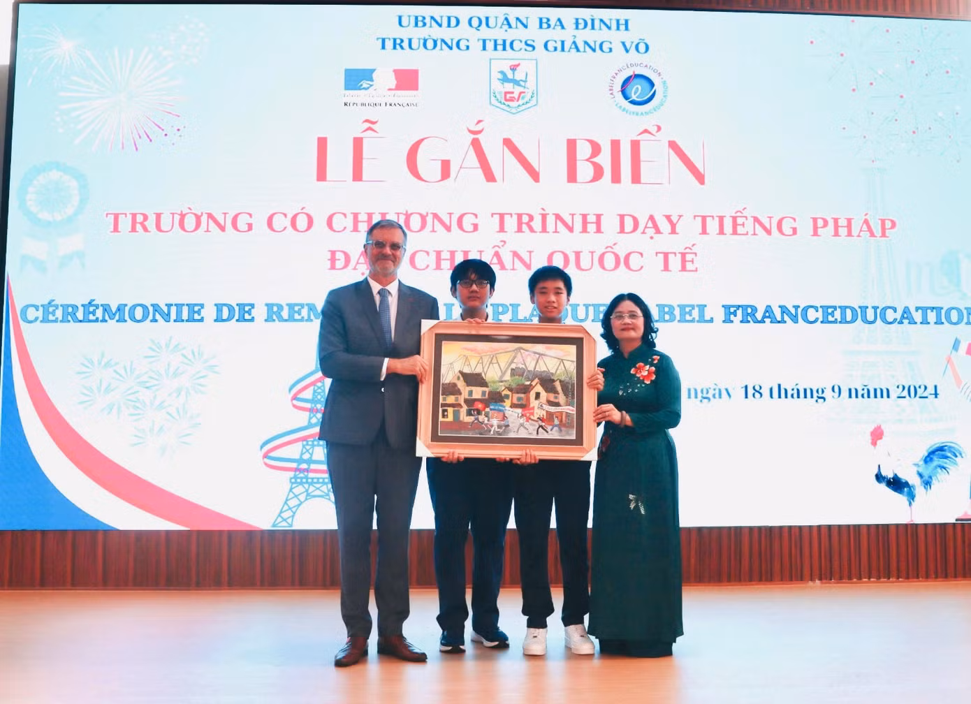 Nhà giáo Tô Thị Hải Yến – Hiệu trưởng nhà trường cùng các bạn học sinh tặng quà Đại sứ Olivier Brochet.