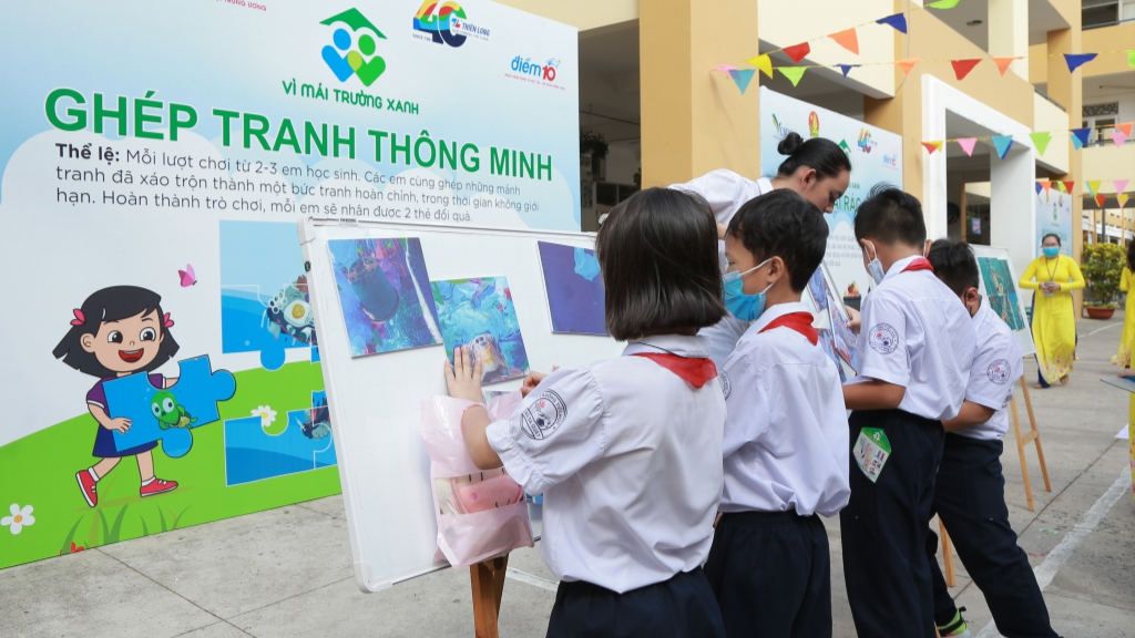 Học sinh hào hứng tham gia trò chơi ghép tranh thông minh.