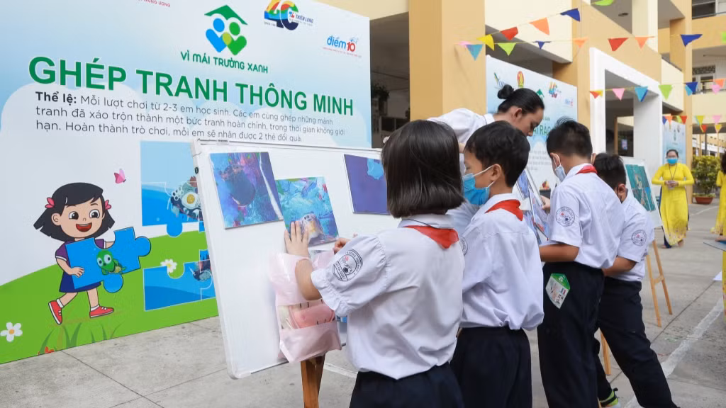 Học sinh hào hứng tham gia trò chơi ghép tranh thông minh.