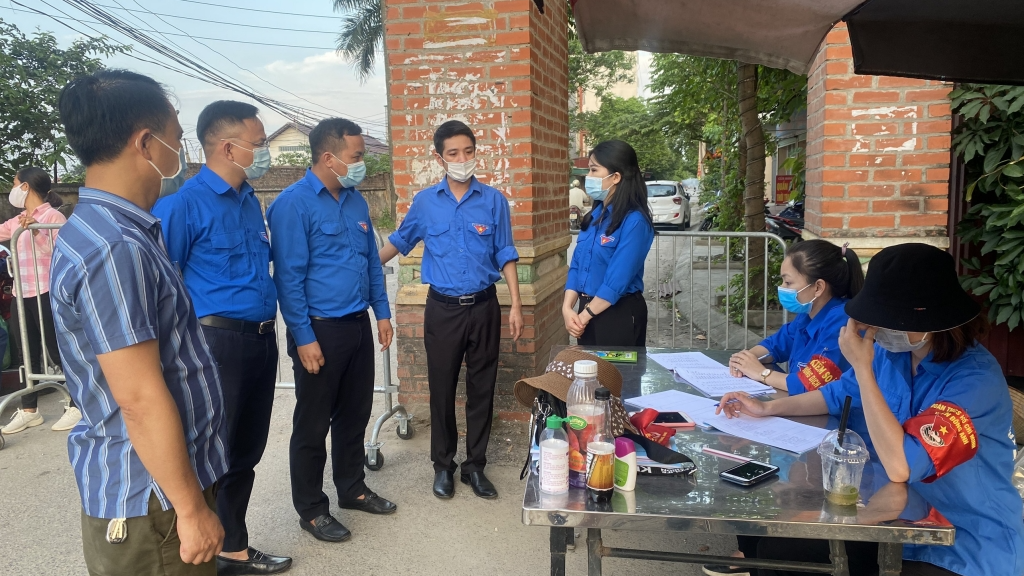 Chị Chu Hồng Minh, Bí thư Thành Đoàn Hà Nội động viên thanh niên tình nguyện. Đồng chí Chu Hồng Minh, Bí thư Thành đoàn Hà Nội động viên thanh niên tình nguyện