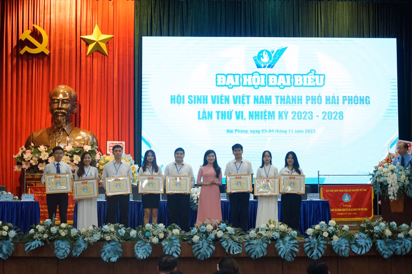 Nhân dịp này, T.Ư Hội Sinh viên Việt Nam tặng Bằng khen cho các cán bộ Hội.