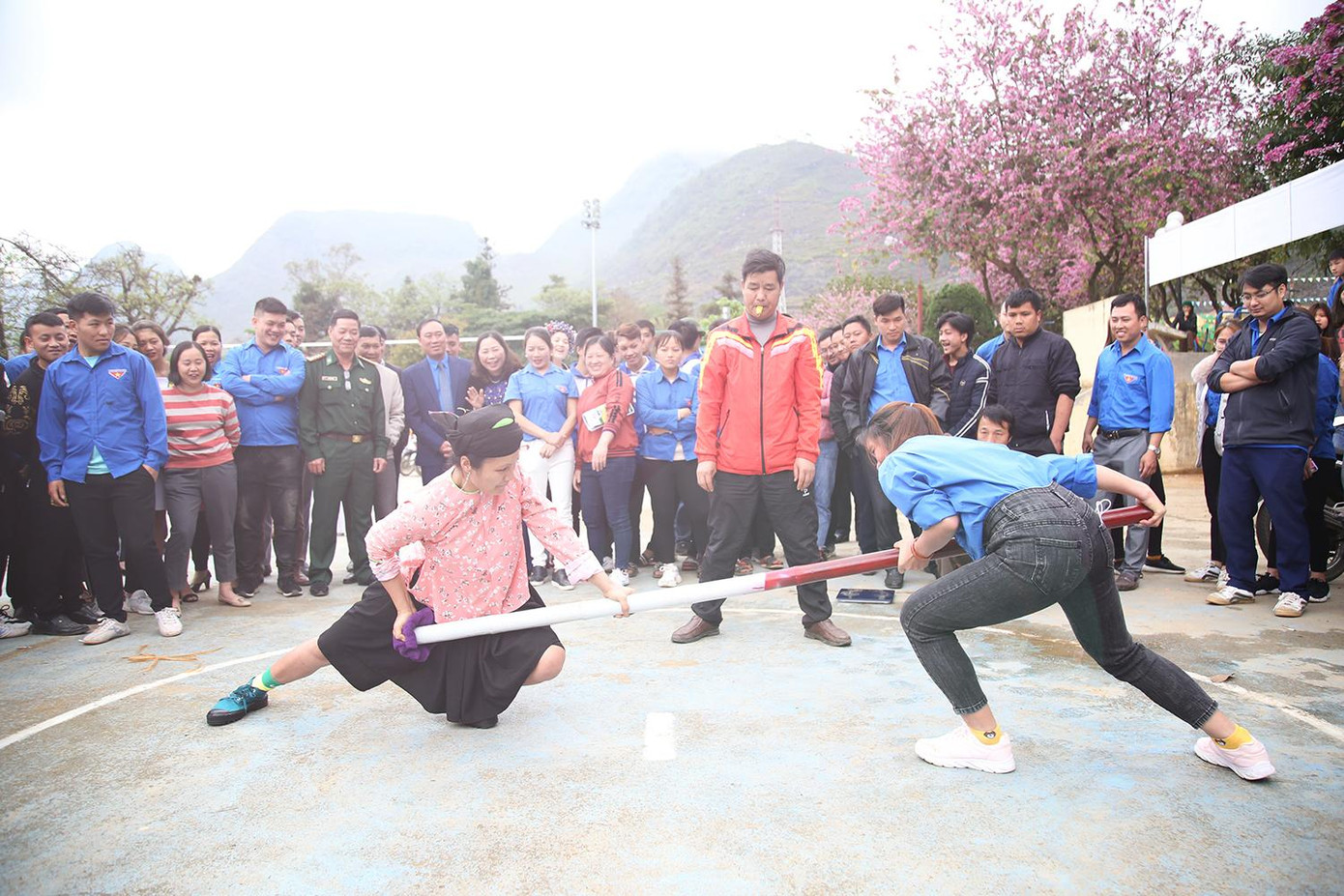 Tuổi trẻ Đắc Lắk tham gia Hội trại truyền thống “Tự hào Đoàn TNCS Hồ Chí Minh” với các trò chơi dân gian.