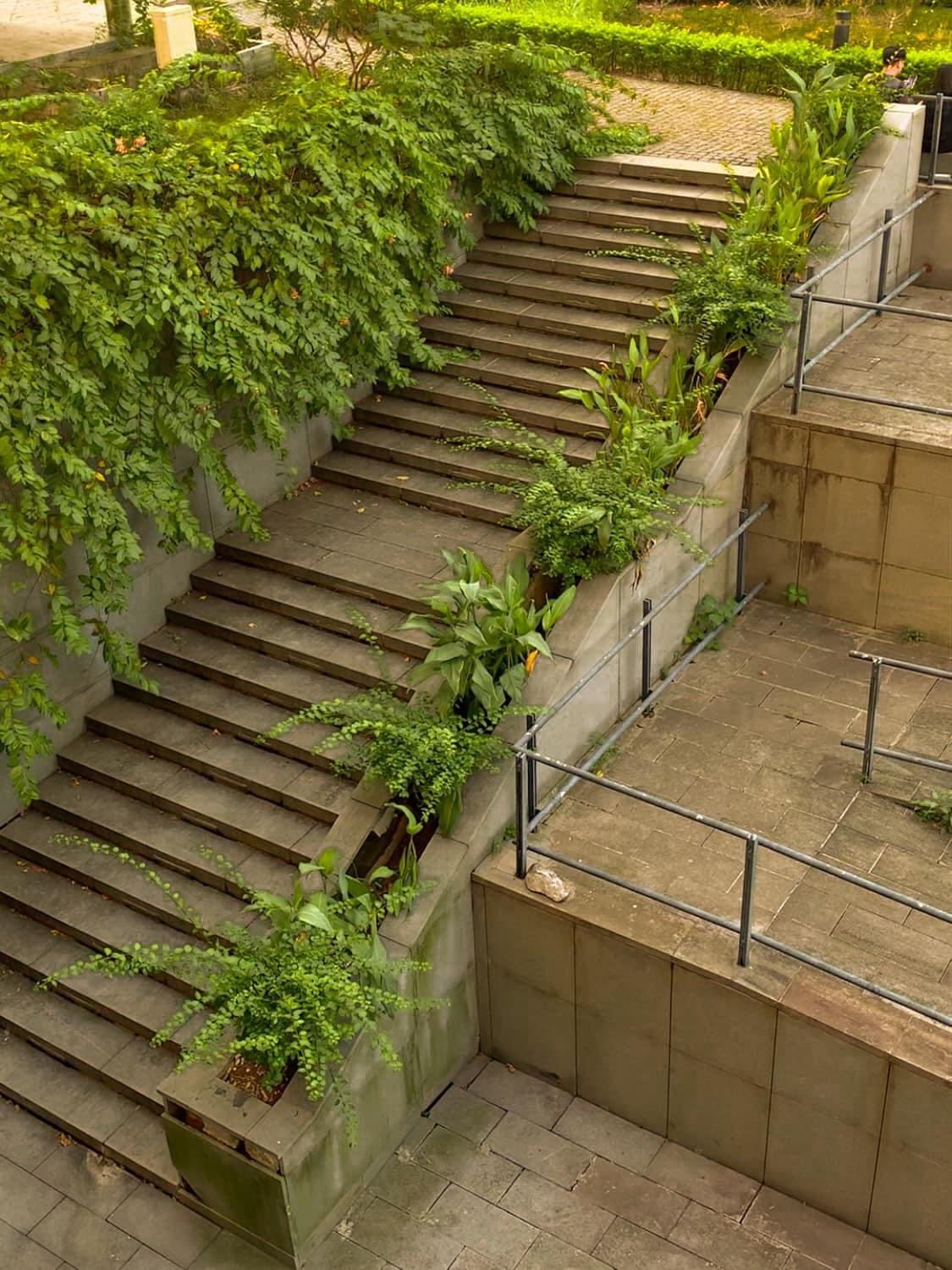 Lối lên xuống toà nhà Bảo tàng với kiến trúc đặc biệt. Ảnh: NGUYỄN THUỶ