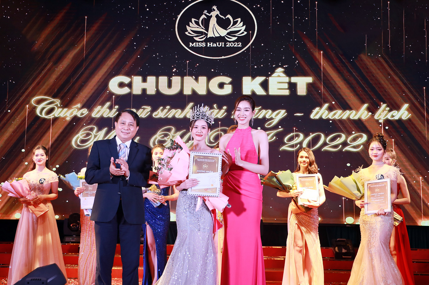 PGS. TS Lê Hồng Quân - Phó Bí thư Đảng ủy, Chủ tịch Hội đồng trường ĐH Công nghiệp Hà Nội và Hoa hậu Đỗ Thị Hà trao vương miện cùng phần thưởng tới Hoa khôi cuộc thi Nữ sinh tài năng thanh lịch của trường ĐH Công nghiệp Hà Nội. PGS. TS Lê Hồng Quân - Phó Bí thư Đảng ủy, Chủ tịch Hội đồng trường ĐH Công nghiệp Hà Nội và Hoa hậu Đỗ Thị Hà trao vương miện cùng phần thưởng tới Hoa khôi cuộc thi Nữ sinh tài năng thanh lịch của trường ĐH Công nghiệp Hà Nội.