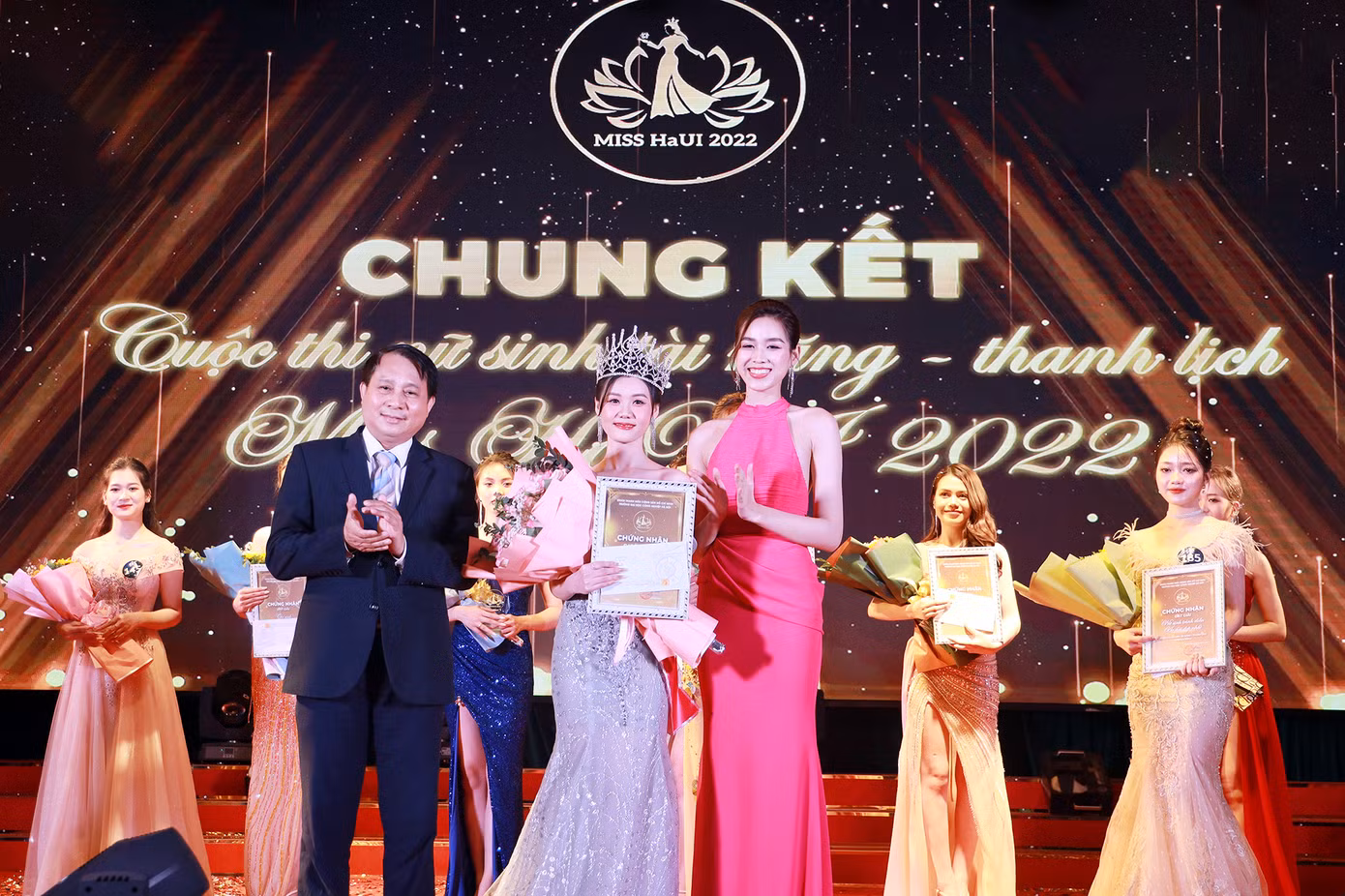PGS. TS Lê Hồng Quân - Phó Bí thư Đảng ủy, Chủ tịch Hội đồng trường ĐH Công nghiệp Hà Nội và Hoa hậu Đỗ Thị Hà trao vương miện cùng phần thưởng tới Hoa khôi cuộc thi Nữ sinh tài năng thanh lịch của trường ĐH Công nghiệp Hà Nội. PGS. TS Lê Hồng Quân - Phó Bí thư Đảng ủy, Chủ tịch Hội đồng trường ĐH Công nghiệp Hà Nội và Hoa hậu Đỗ Thị Hà trao vương miện cùng phần thưởng tới Hoa khôi cuộc thi Nữ sinh tài năng thanh lịch của trường ĐH Công nghiệp Hà Nội.