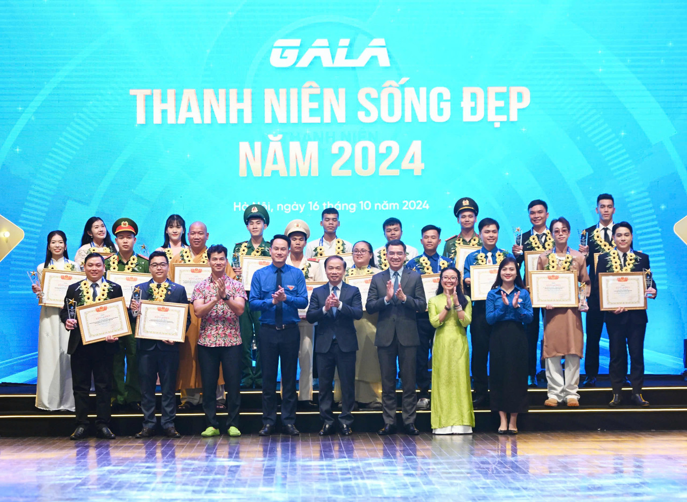 20 thanh niên sống đẹp được tôn vinh tại chương trình. 20 thanh niên sống đẹp được tôn vinh tại chương trình.