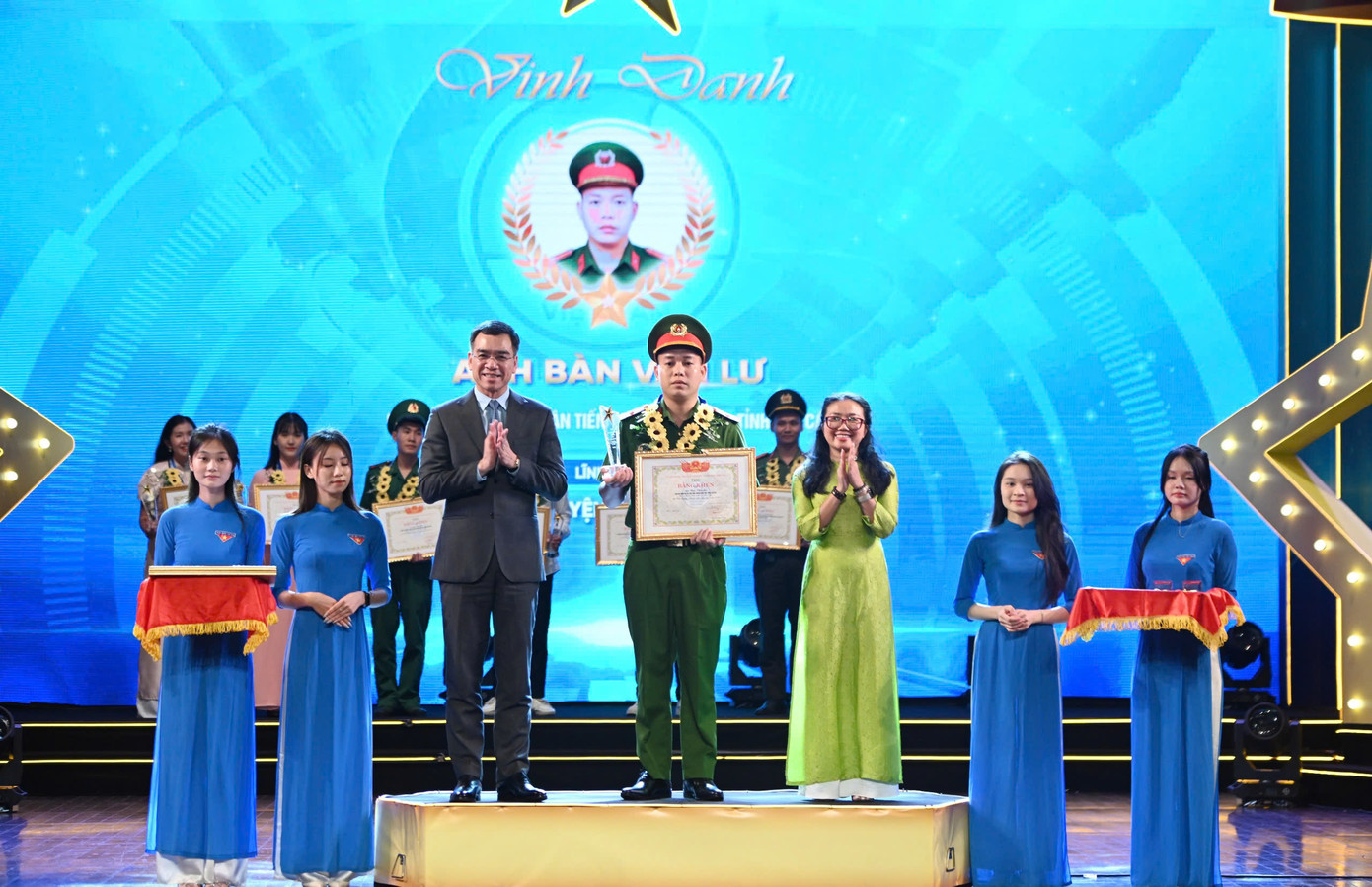 20 thanh niên sống đẹp được tôn vinh tại chương trình. 20 thanh niên sống đẹp được tôn vinh tại chương trình.
