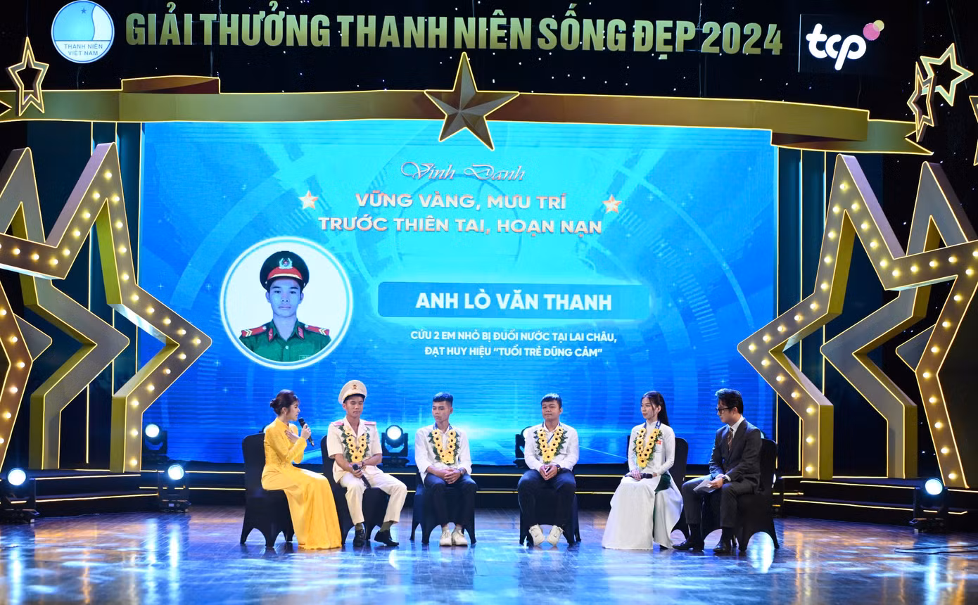 Các gương thanh niên sống đẹp giao lưu tại chương trình.