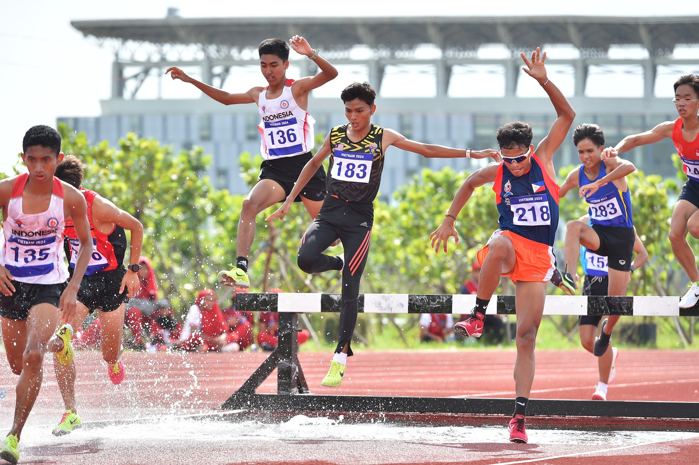 Các VĐV học sinh Đông Nam Á ghi lại những khoảnh khắc bên nhau tại Đại hội.
