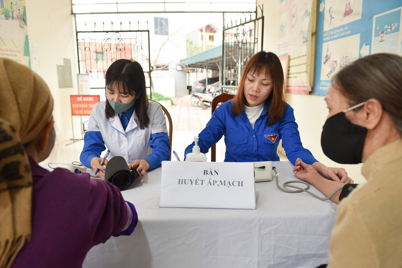 Công tác chăm sóc sức khoẻ y tế cho người già.