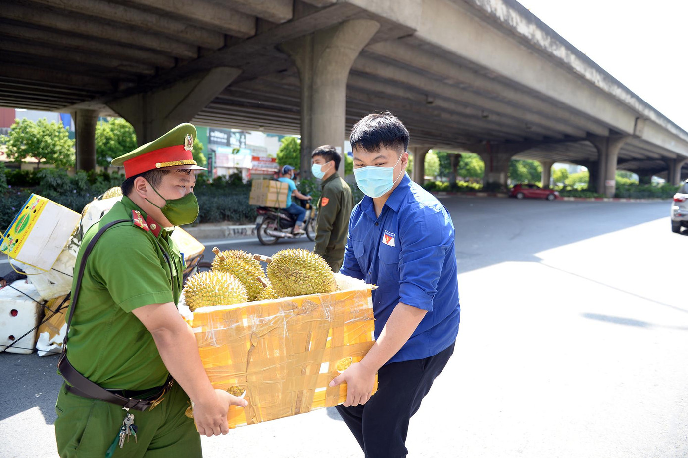 Ngoài ra, chàng sinh viên năm thứ 2 Học viện Phụ nữ Việt Nam thường xuyên tham gia các hoạt động Đoàn - Hội tại trường và địa phương.