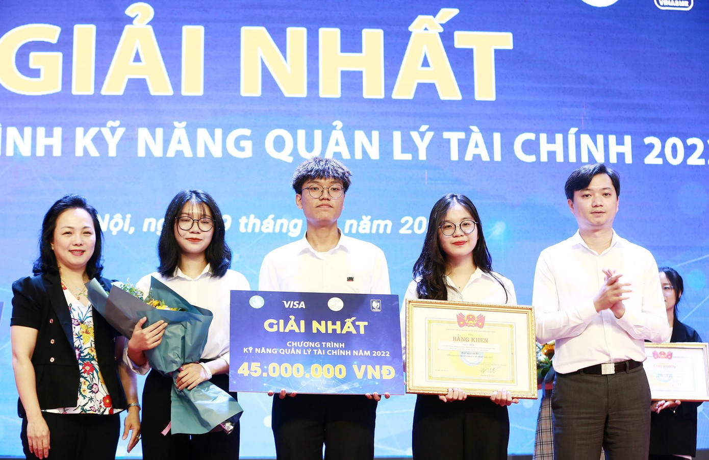 Anh Nguyễn Minh Triết - Bí thư T.Ư Đoàn, Chủ tịch T.Ư Hội Sinh viên Việt Nam trao giải Nhất cho nhóm sinh viên đến từ trường ĐH Kinh tế TP. HCM.