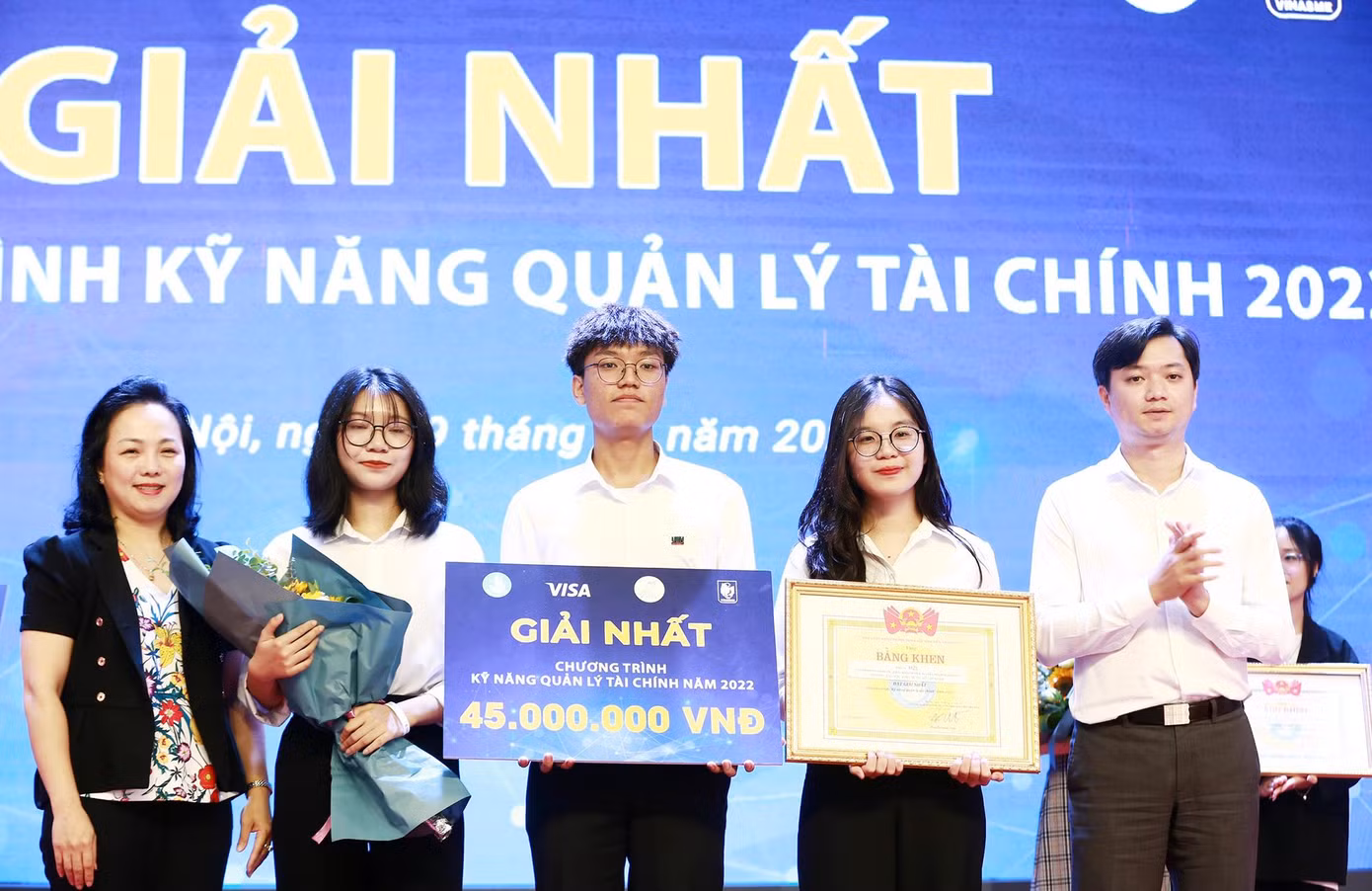 Anh Nguyễn Minh Triết - Bí thư T.Ư Đoàn, Chủ tịch T.Ư Hội Sinh viên Việt Nam trao giải Nhất cho nhóm sinh viên đến từ trường ĐH Kinh tế TP. HCM.