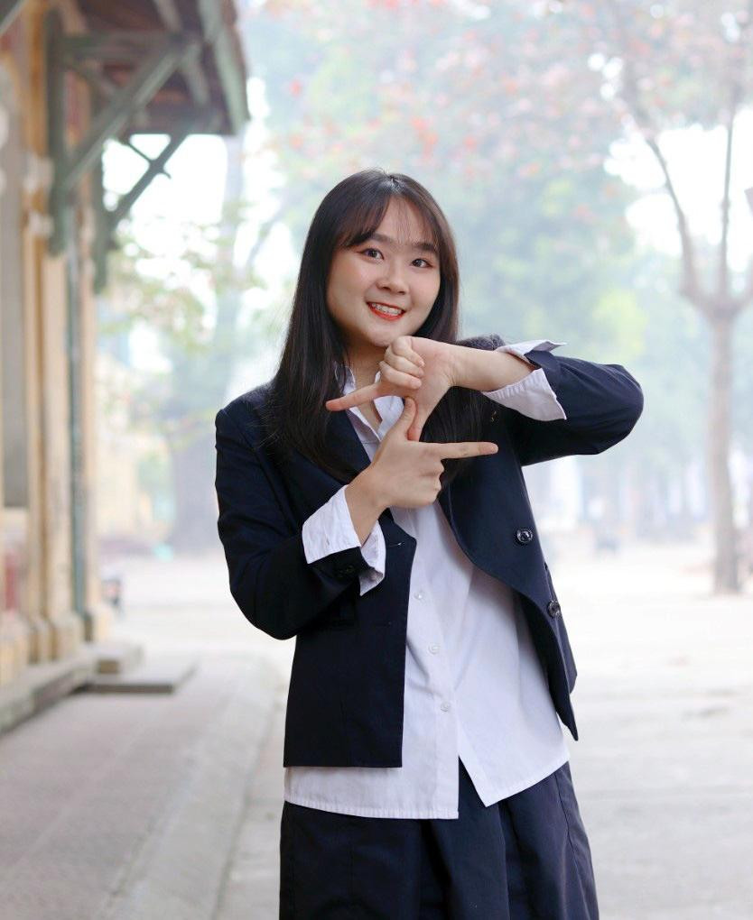 Lê Thuỳ Linh, nữ sinh trường THPT Chu Văn An (Hà Nội). Lê Thuỳ Linh, nữ sinh trường THPT Chu Văn An (Hà Nội).