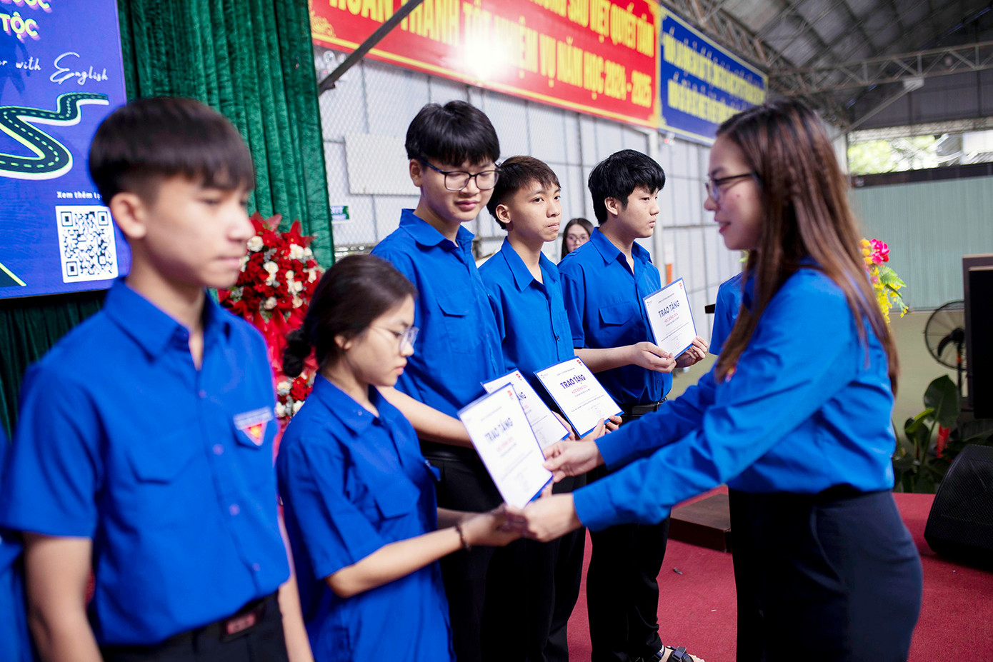 Chị Trần Hoài Minh – Phó Trưởng ban Mặt trận Thanh niên T.Ư Đoàn tặng quà cho đoàn viên, thanh niên tỉnh Gia Lai tại chương trình.