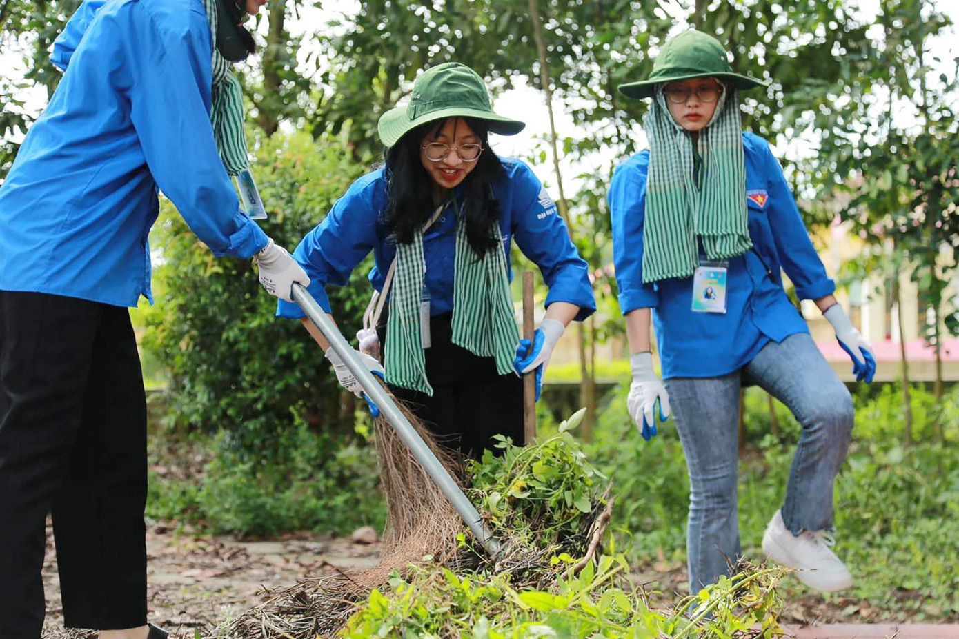 Sinh viên tình nguyện trường ĐH Hạ Long tham gia tình nguyện tại địa phương.