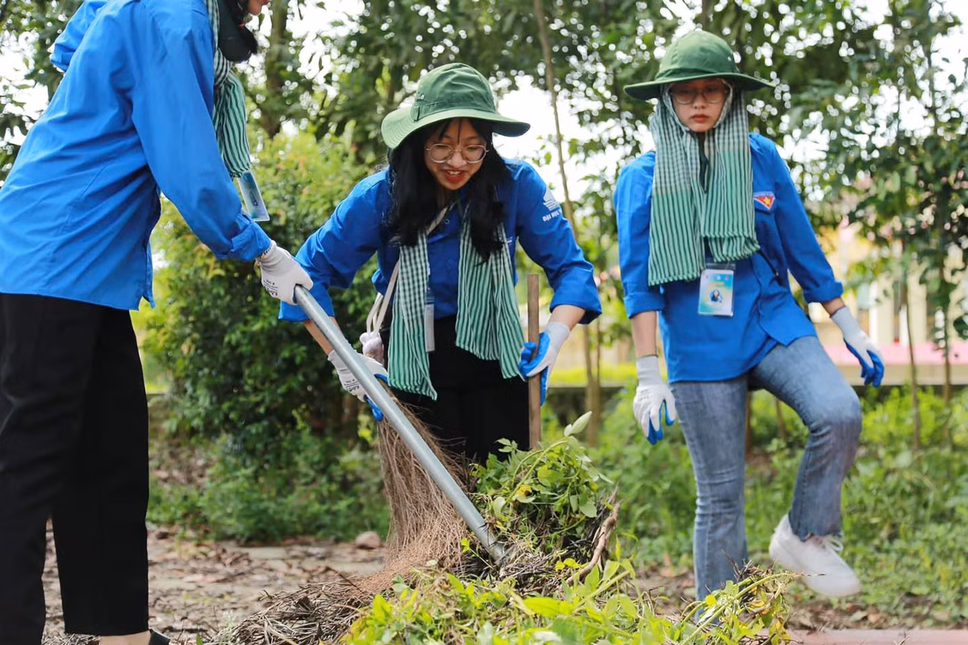 Sinh viên tình nguyện trường ĐH Hạ Long tham gia tình nguyện tại địa phương.