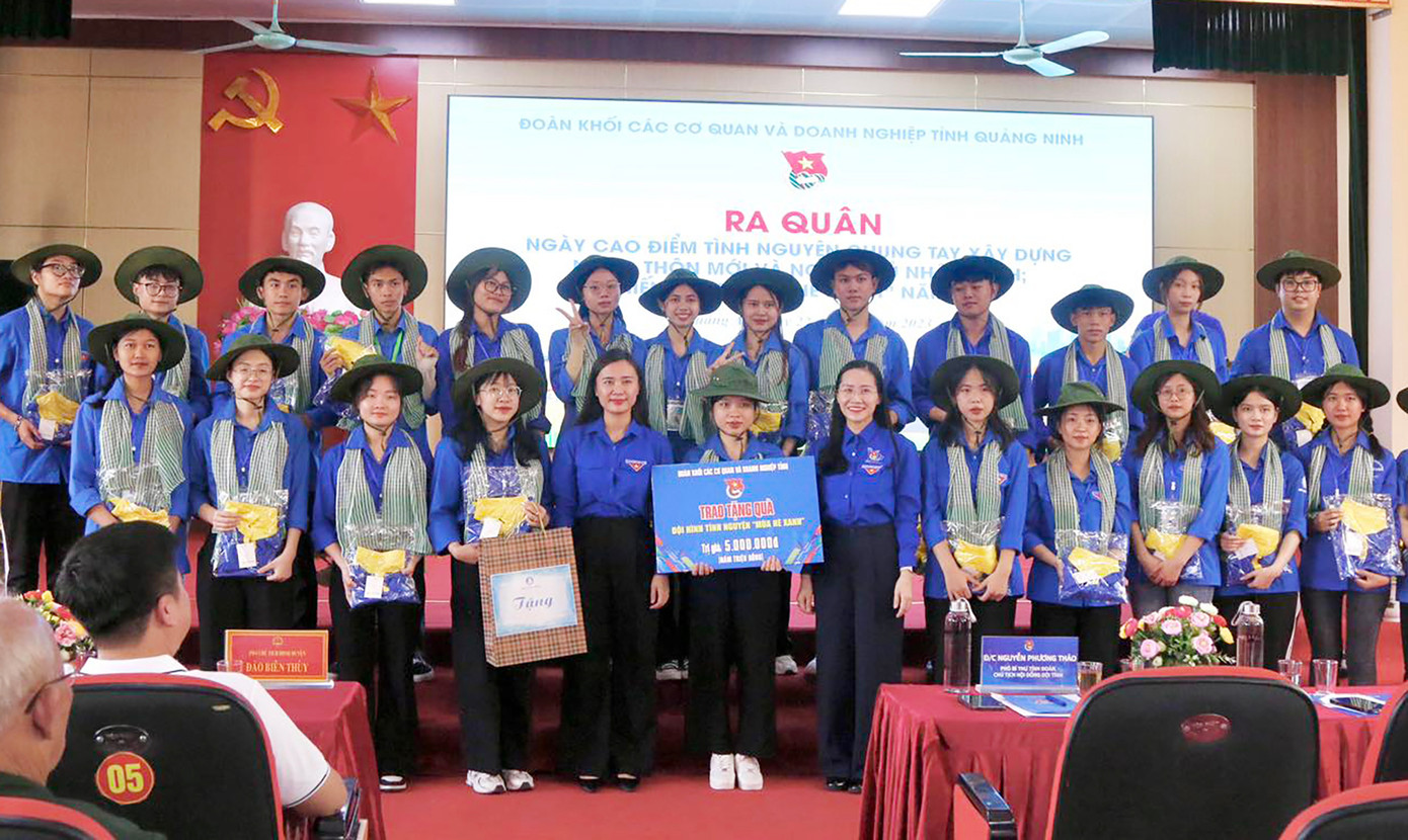 Các đội hình tình nguyện trường ĐH Hạ Long ra quân tại chương trình.