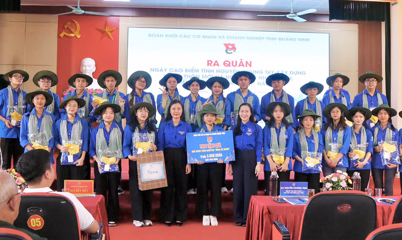Các đội hình tình nguyện trường ĐH Hạ Long ra quân tại chương trình.