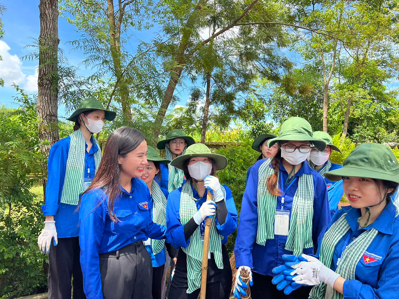 Chị Nguyễn phương Thảo - Phó Bí thư thường trực Tỉnh Đoàn, Chủ tịch Hội Sinh viên tỉnh Quảng Ninh thăm hỏi, động viên lực lượng sinh viên tình nguyện.