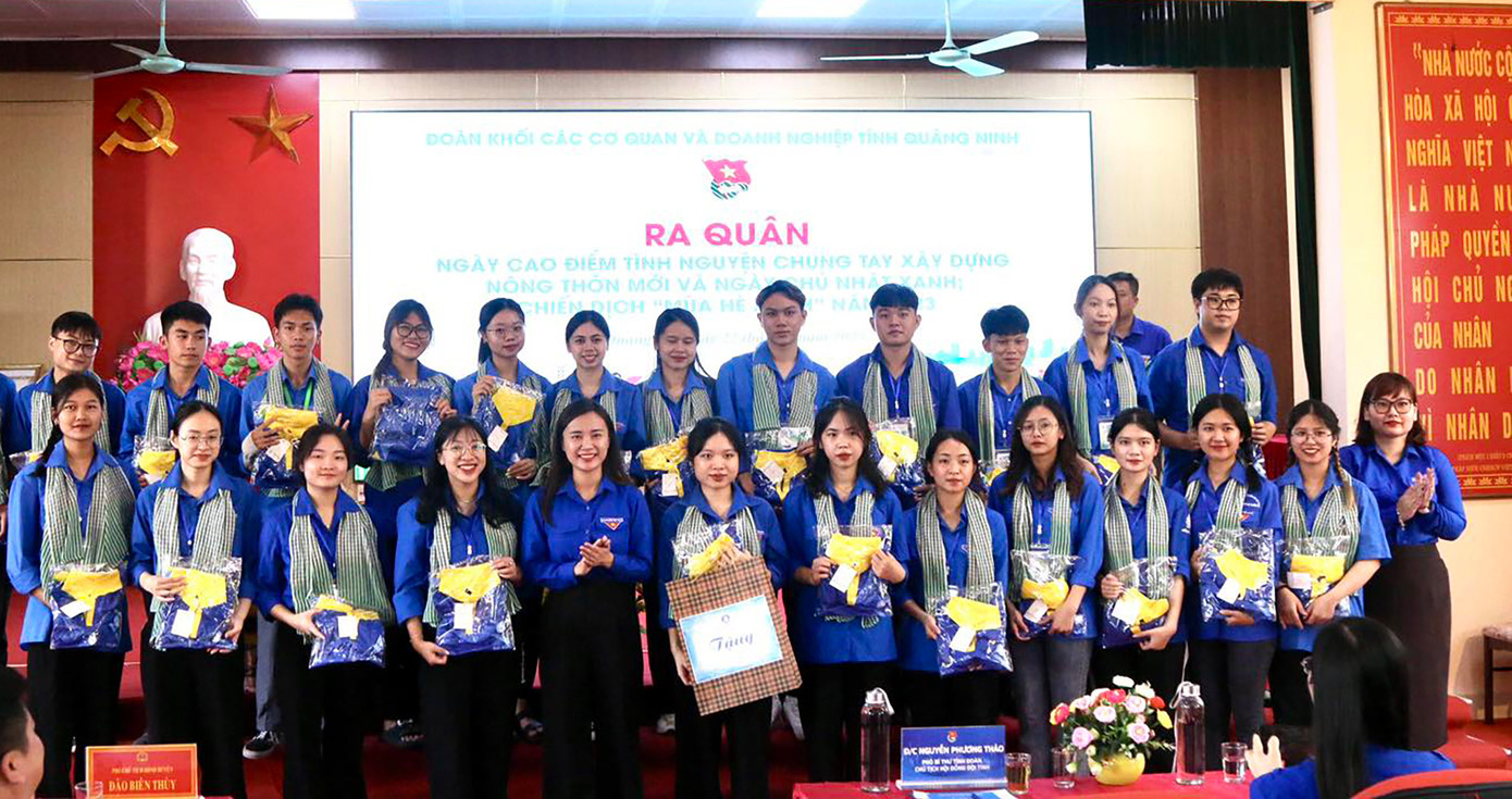 Các đội hình tình nguyện trường ĐH Hạ Long ra quân tại chương trình.