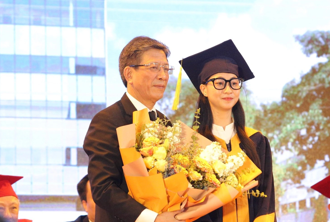 Với điểm trung bình tích lũy 3.6/4, Nguyễn Thị Nhài vừa được trao tấm bằng kỹ sư xuất sắc, chuyên ngành Kỹ thuật nước - Môi trường nước, trường ĐH Xây dựng. Lần cuối đứng trên bục nhận bằng khen, đồng thời đại diện cho hàng nghìn sinh viên phát biểu suy nghĩ, nữ sinh xúc động với thành quả sau quá trình phấn đấu suốt 4,5 năm trên giảng đường.