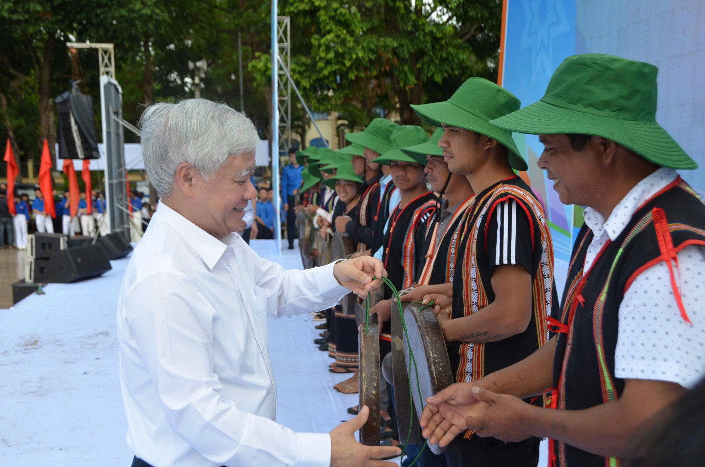 Ban Tổ chức trao quà tại chương trình.